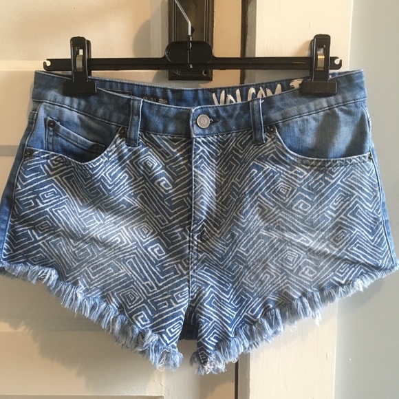 Volcom cut off shorts - Picture 2 of 8